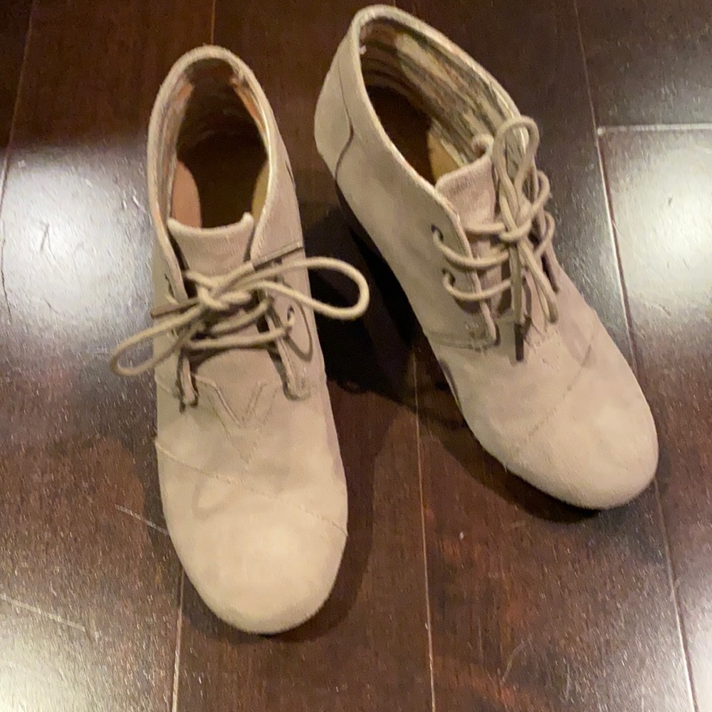 Tom’s lace-up bootie